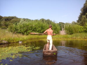 Crossing a pond with a canoe and homemade leather pants - Traversée d'un étang avec un canoé et des pantalon fait maison en cuir