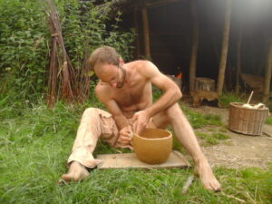 Homemade cooking pot made of clay under manufacturing - Pot de cuisson en argile fait maison en cours de façonnage