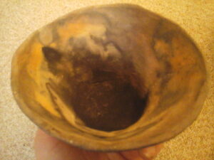 Homemade cup made of clay and fired in an open fire - Coupe en argile fait maison et cuit au feu de bois