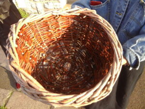 Basket weaving course: round-shaped fruit basket - Stage de vannerie : panier à fruits en vannerie en osier à fond rond sur croisée
