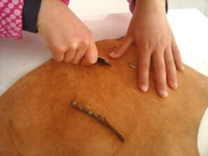 Cutting some leather with flint stone in order to make a leather pouch - Coupe au silex de cuir pour la réalisation d'une bourse en cuir