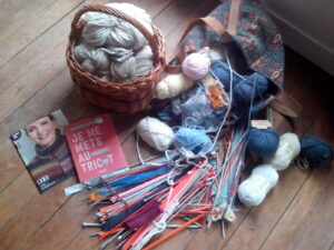 Knitting supply: wool, needles, basket and bag - Matériel de tricot : aiguilles, catalogues, pelotes de laine, panier et sac