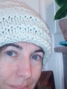 White homemade knitted hat - Bonnet blanc tricoté maison