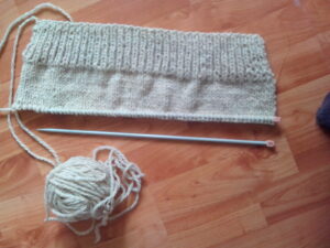 Knitting, beginning of a white jumper in stockinette and ribbing stitches - Tricot, début d'un pull-over blanc en côtes et jersey