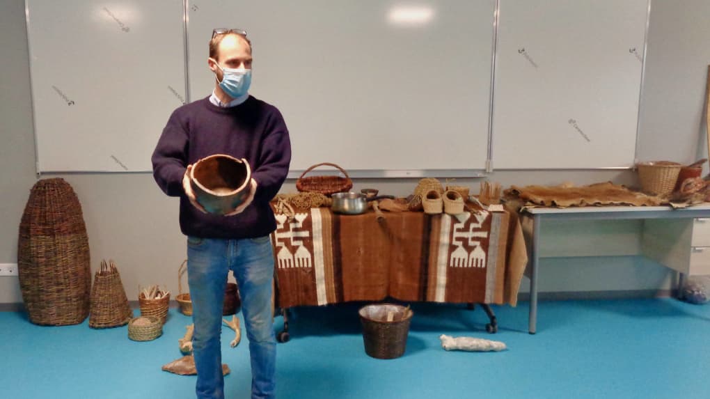 Presentation of a claypot as a low tech alternative to a saucepan to middle school students by Xavier Auclair - Démonstration d'un pot de terre cuite comme alternative de basse technologie à une casserole en métal, à des élèves de collège par Xavier Auclair