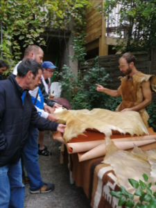 Course, showing various kinds of homemade natural leather - Atelier, différents cuirs naturel fait maison
