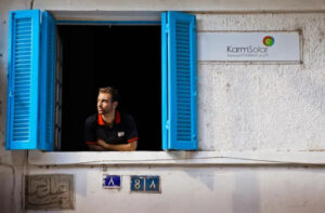 Xavier Auclair at KarmSolar's window in Cairo - Xavier Auclair à la fenêtre du bureau de KarmSolar au Caire