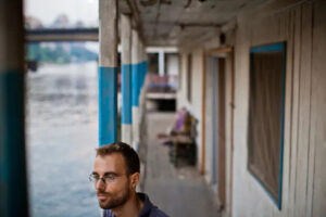 Xavier Auclair looking at the Nile in Cairo from a houseboat - Xavier Auclair contemplant le Nile au Caire, d'une maison flottante