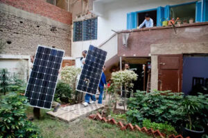 KarmSolar team bringing solar photovoltaics panels for testing at their office - KarmSolar apportant des panneaux solaires photovoltaïques de test à son bureau