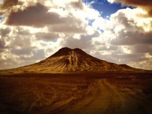 Mountain in the Egyptian black desert, close to an oasis with farmers using KarmSolar solar pumps - Montagne dans le désert noir en Egypte, près d'une oasis dont les fermiers utilisent les pompes à eau à énergie solaire de KarmSolar