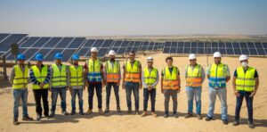 Part of KarmSolar's technical team, standing in front of one of their installed solar photovoltaics panels projects - Une partie de l'équipe technique de Karmsolar devant un de ses projets installés de panneaux solaires photovoltaÏques en Egypte